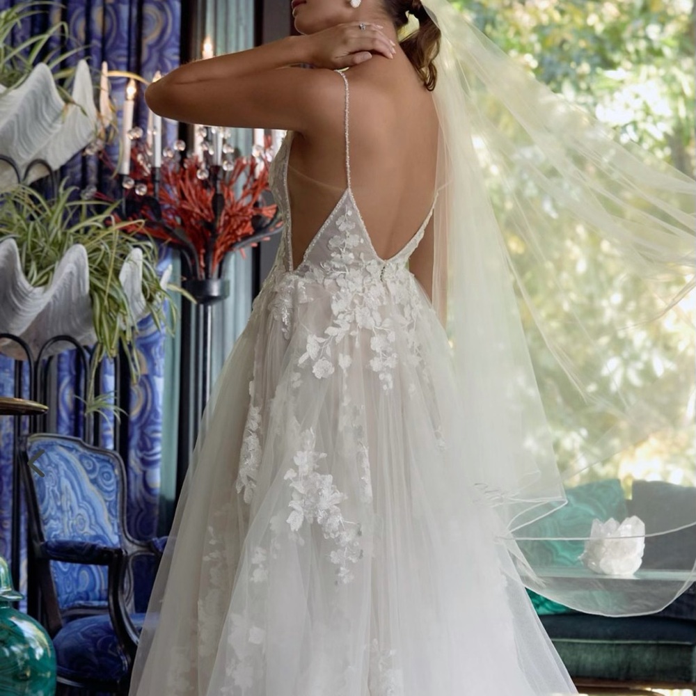 BRAND NEW NEVER WORN! Beautiful watters wedding dress size 8 - Joelle style